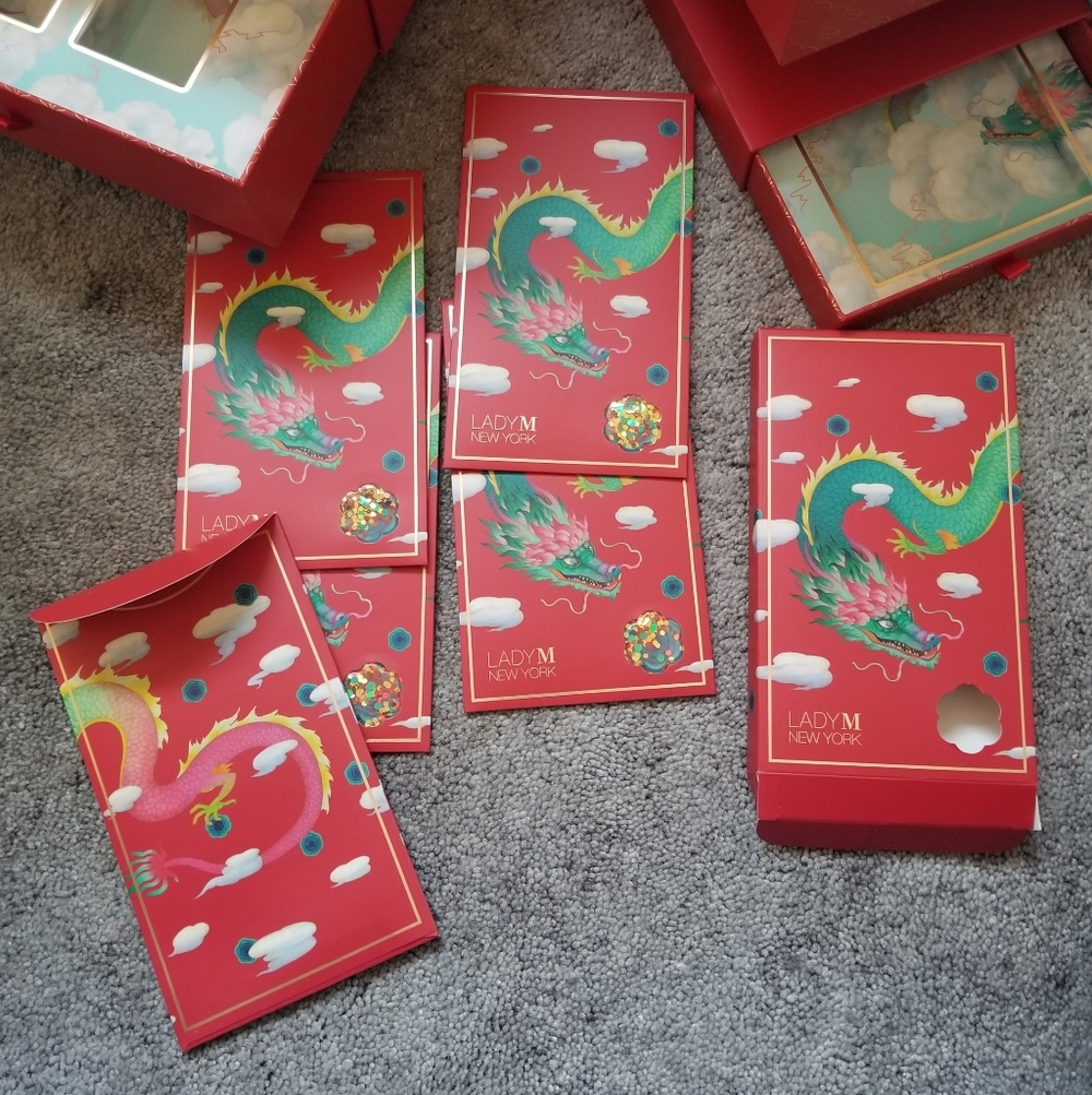 Lady M Lunar New Year Box With 5 Decorative Red Envelopes - Picture 5 of 8